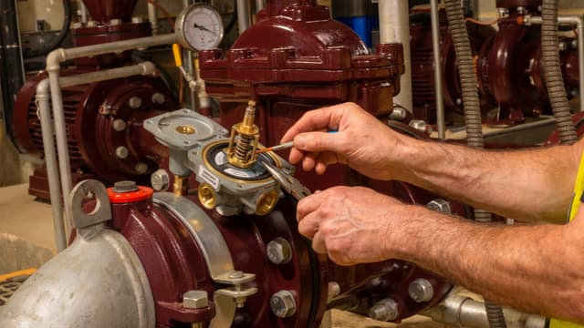 Equipo técnico de G.D.M. atendiendo una consulta de instalación en España